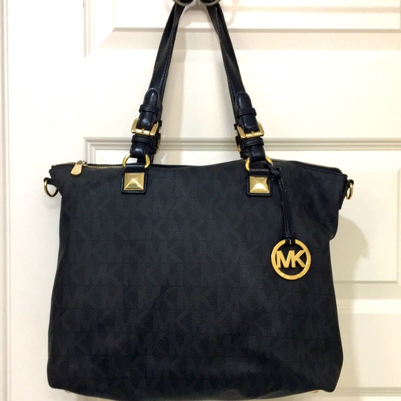 Michael Kors Handbags - Michael Kors Jet Set Black Satchel